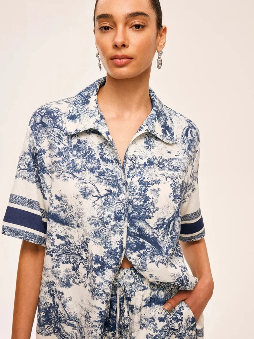 COMMENSE Blue & White Toile Short Set - Picture 7 of 7